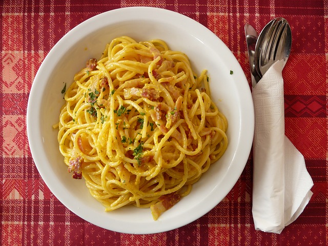 サイゲン大介のカルボナーラ 得する人損する人レシピ 乾麺を生麺に トリュフの香り アラフォー夫婦が贈る ハピネス情報局