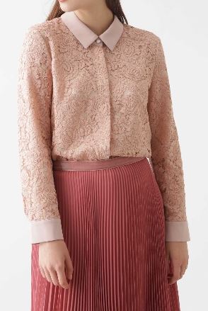 スーツ　新木優子　ピンクレースのブラウス　衣装　ファッション